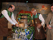 Anstich durch Finanzminister Albert Füracker (©Foto: Martin Schmitz)